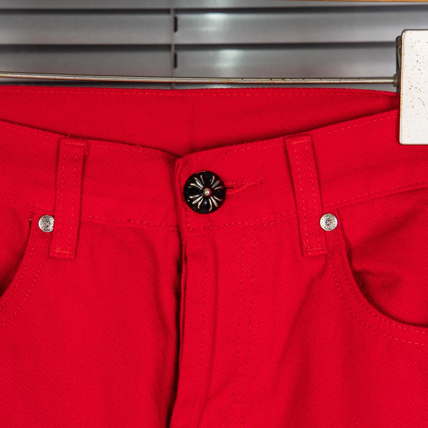 P260 CHROME HEARTS 25ss dopamine Chinese red cross leather washed jeans - Full of exploring the ultimate in fashion, Chrome Hearts' new Chrome Hearts pants not only present a unique style, but the fresh ice blue color looks particularly youthful and energetic. The mid-high waist design is paired with a lazy and casual style, which not only shows long legs but also maintains a casual feel. It is a must-have fashion choice for trendy men and trendy women. Style No.: 1789 Color: Dopamine Red Size: 28 30 32 34